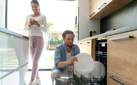 Pode colocar detergente na máquina de lavar louça? Guia completo e riscos