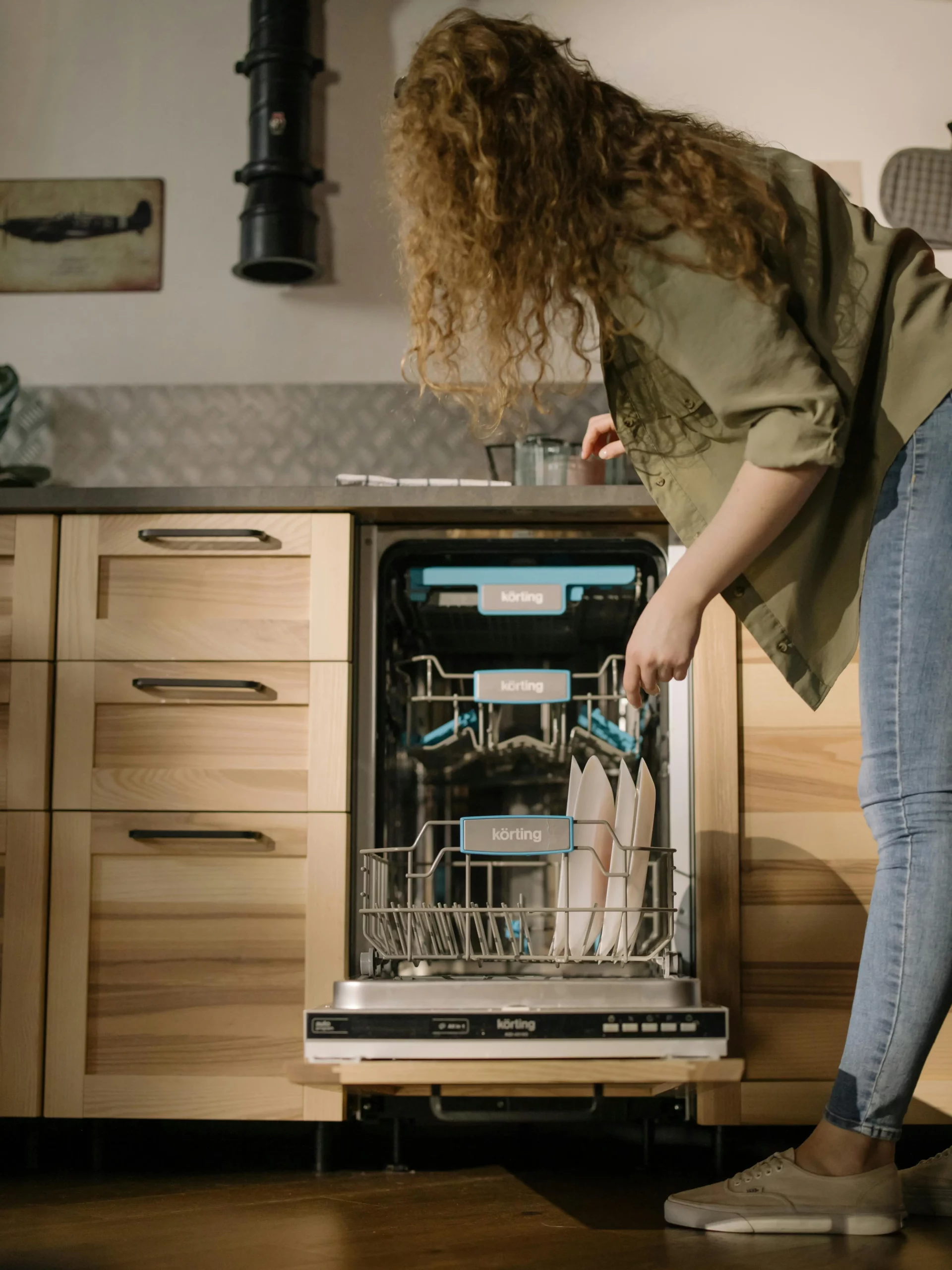 Mulher usando máquina de lavar louça