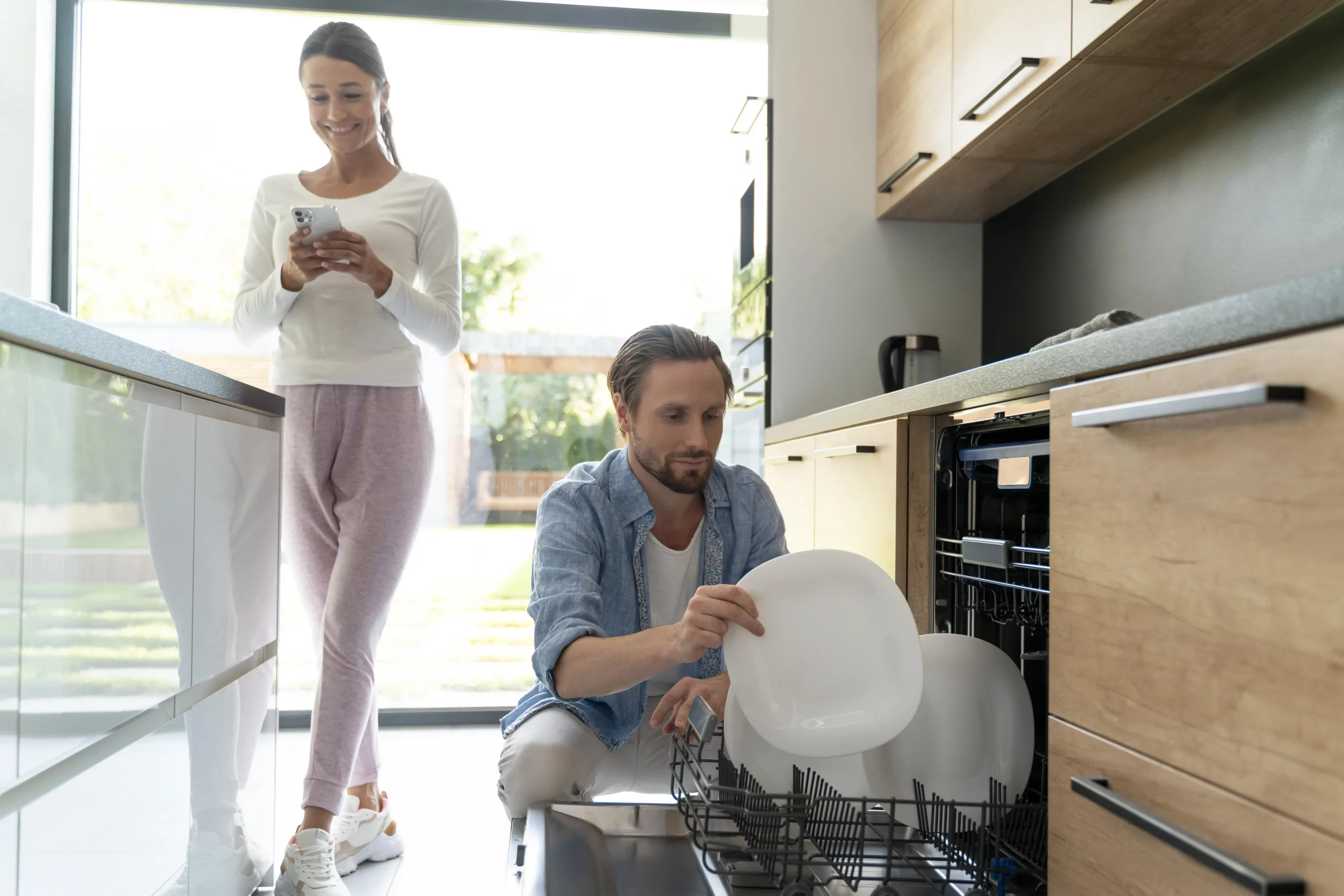 Casal feliz na cozinha